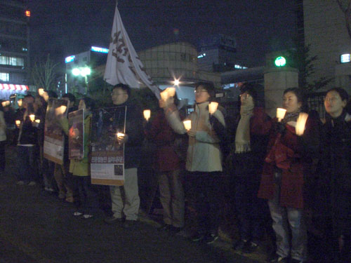 20일 인천경찰청앞에서 경찰폭력추방의 날 촛불행사가 개최됐다 